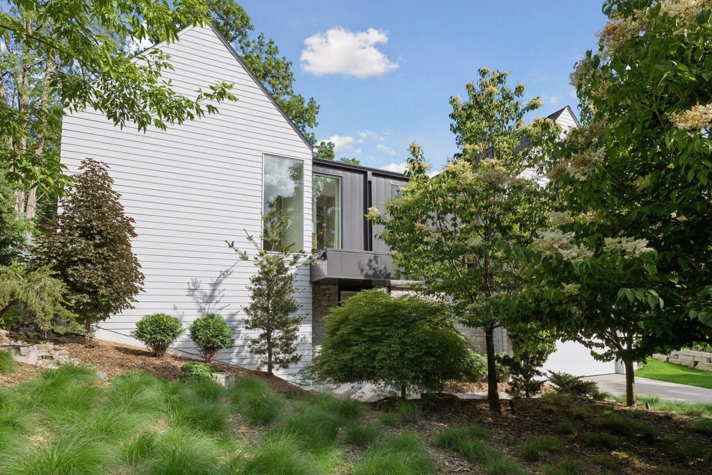 Photo of 1058 E Circle Drive, Wayzata, MN 55391 (MLS # 7089966)