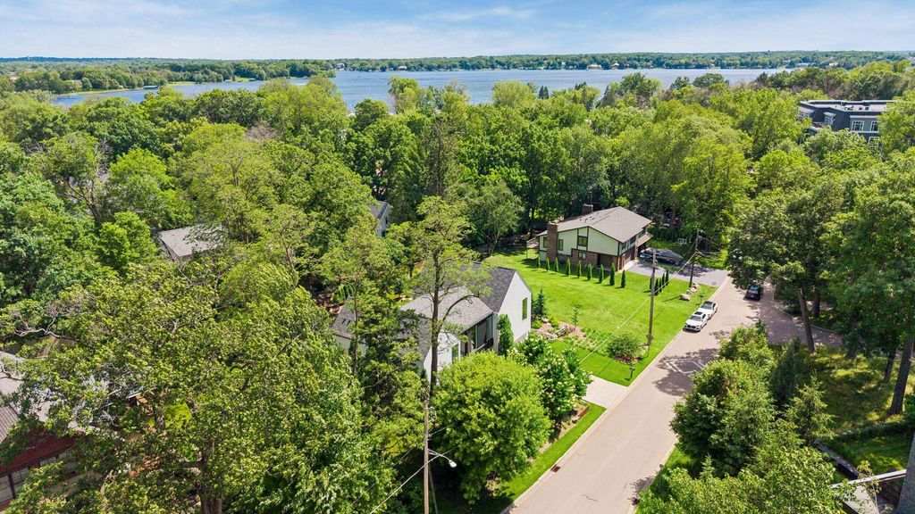 Photo of 1058 E Circle Drive, Wayzata, MN 55391 (MLS # 7089966)