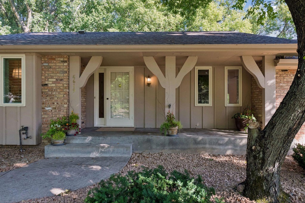 Photo of 6619 Londonderry Drive, Edina, MN 55436 (MLS # 7136100)