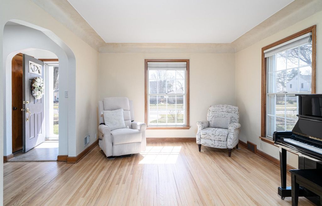 Photo of 895 Parkview Avenue, Saint Paul, MN 55117 (MLS # 7050133)