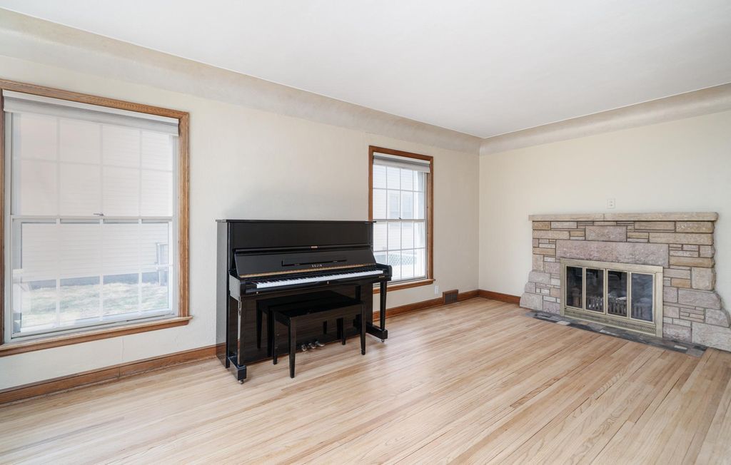 Photo of 895 Parkview Avenue, Saint Paul, MN 55117 (MLS # 7050133)