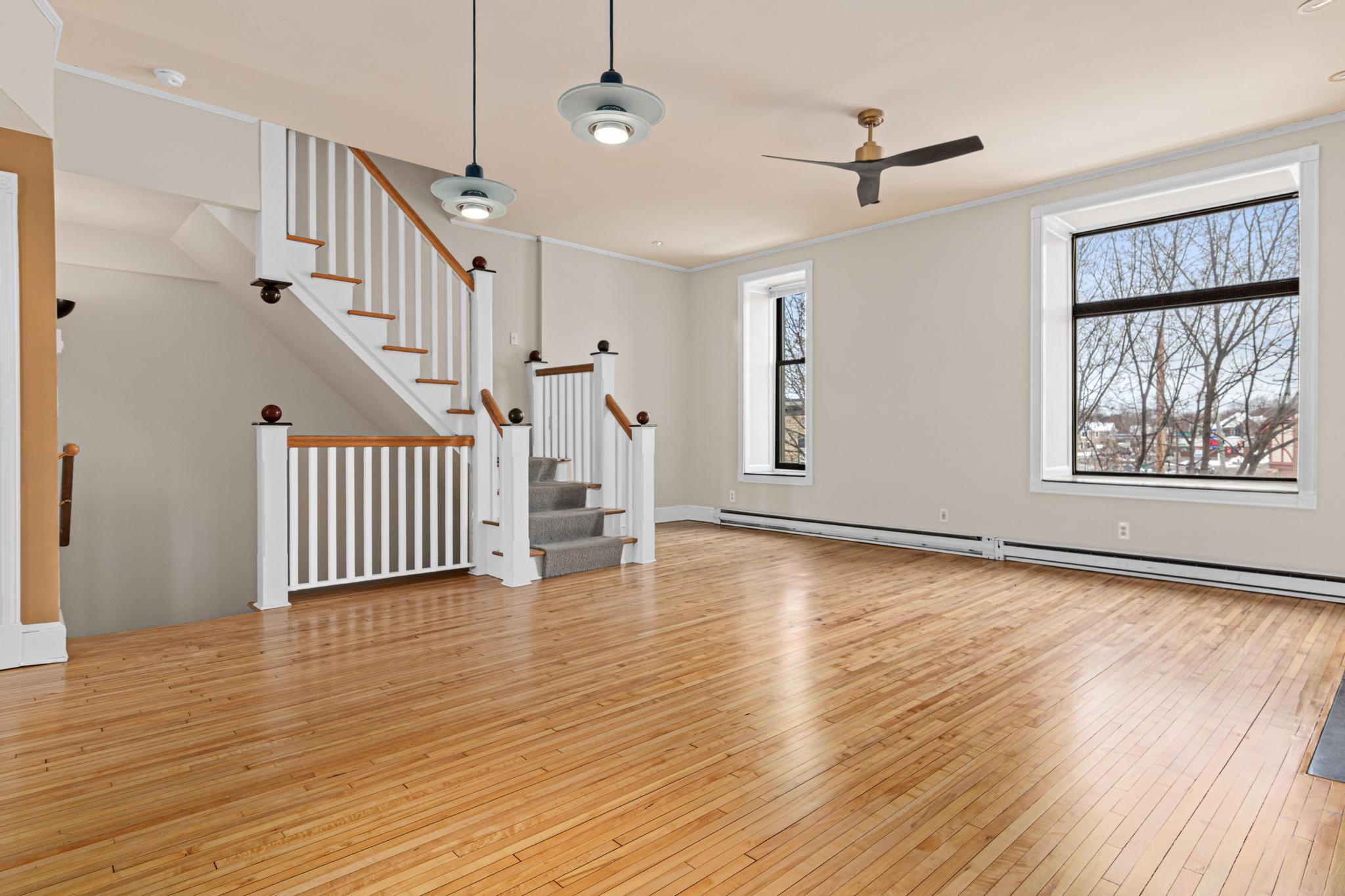 240 1/2 Western Avenue S G2