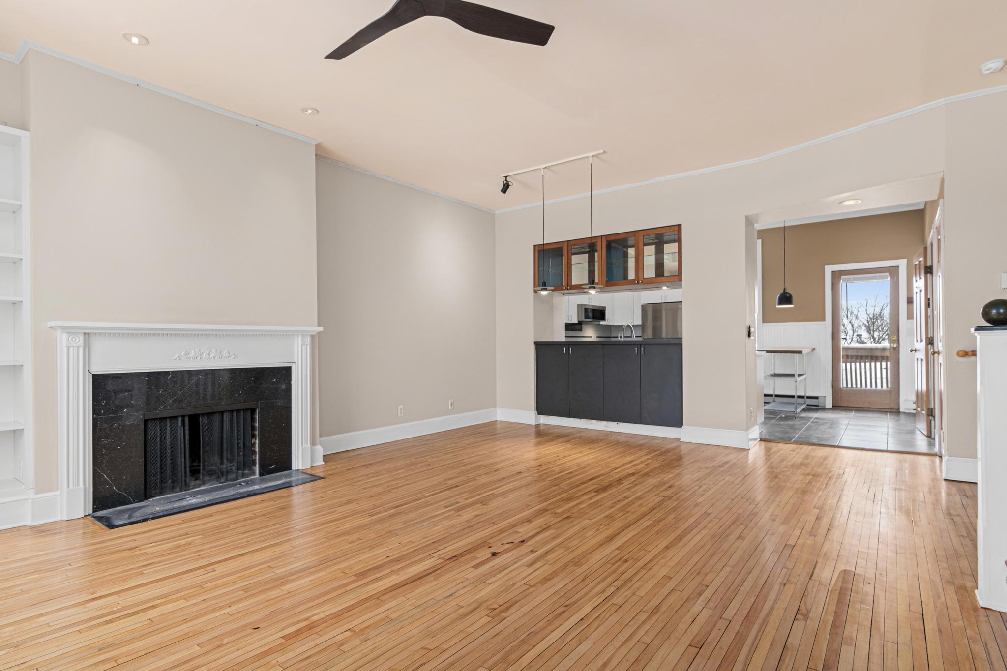 240 1/2 Western Avenue S G2