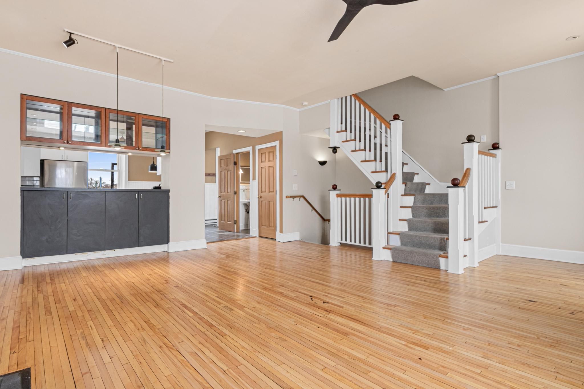 240 1/2 Western Avenue S G2