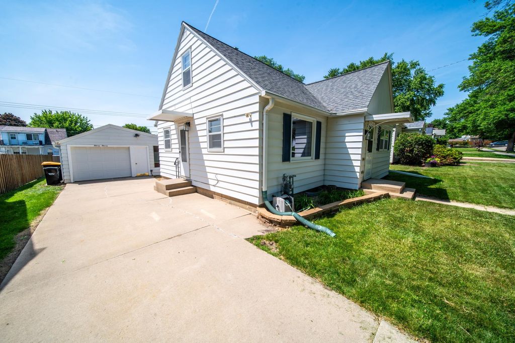 Photo of 1111 13th Avenue NE, Rochester, MN 55906 (MLS # 7083146)