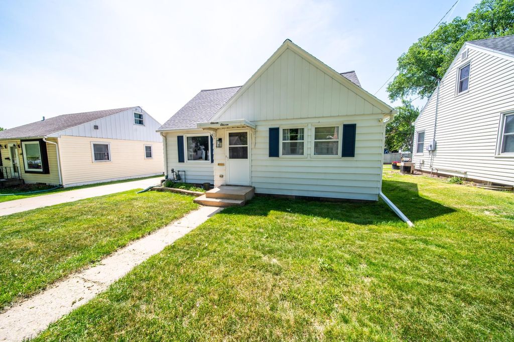 Photo of 1111 13th Avenue NE, Rochester, MN 55906 (MLS # 7083146)