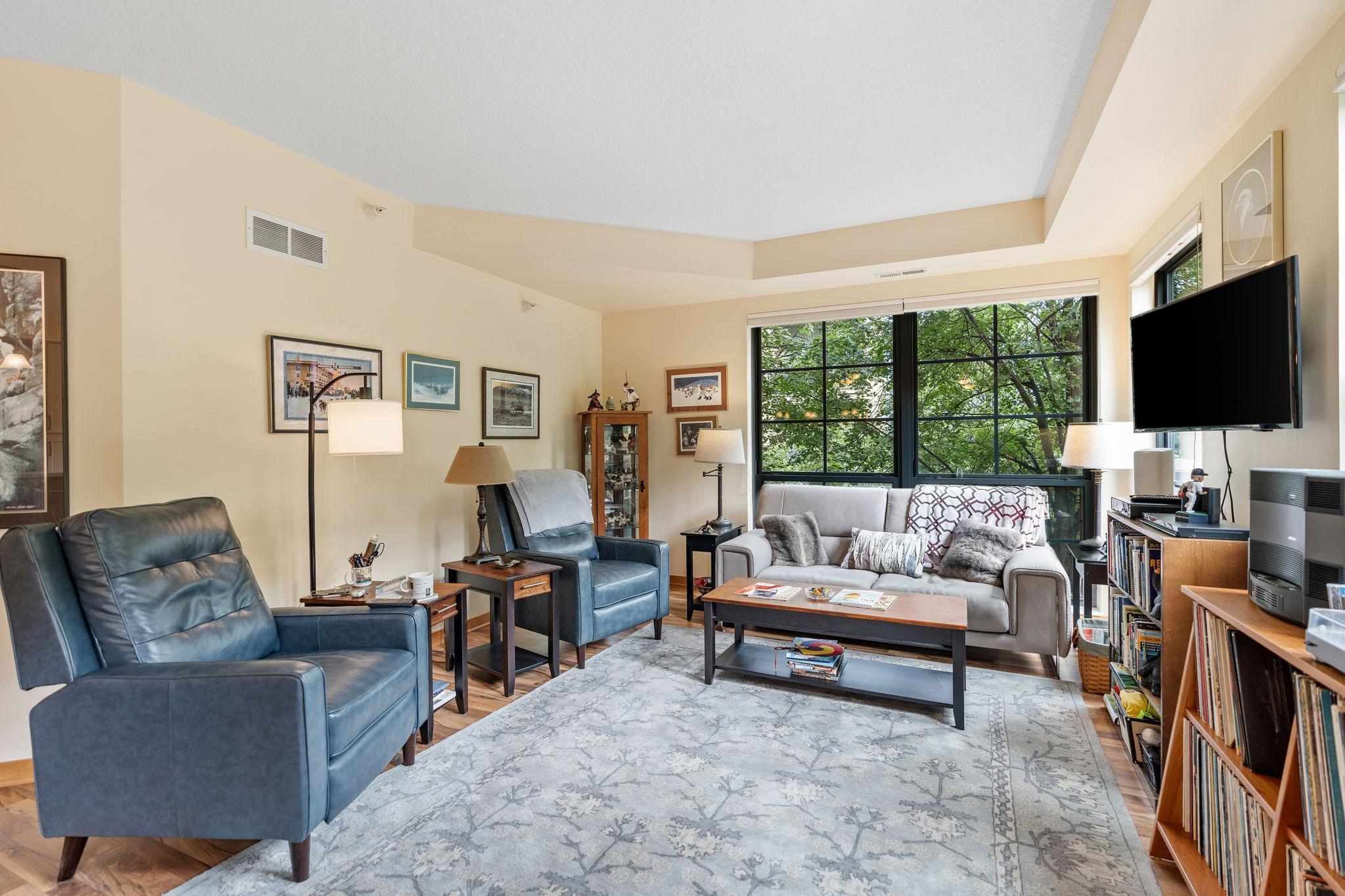 2565 Franklin Avenue 211