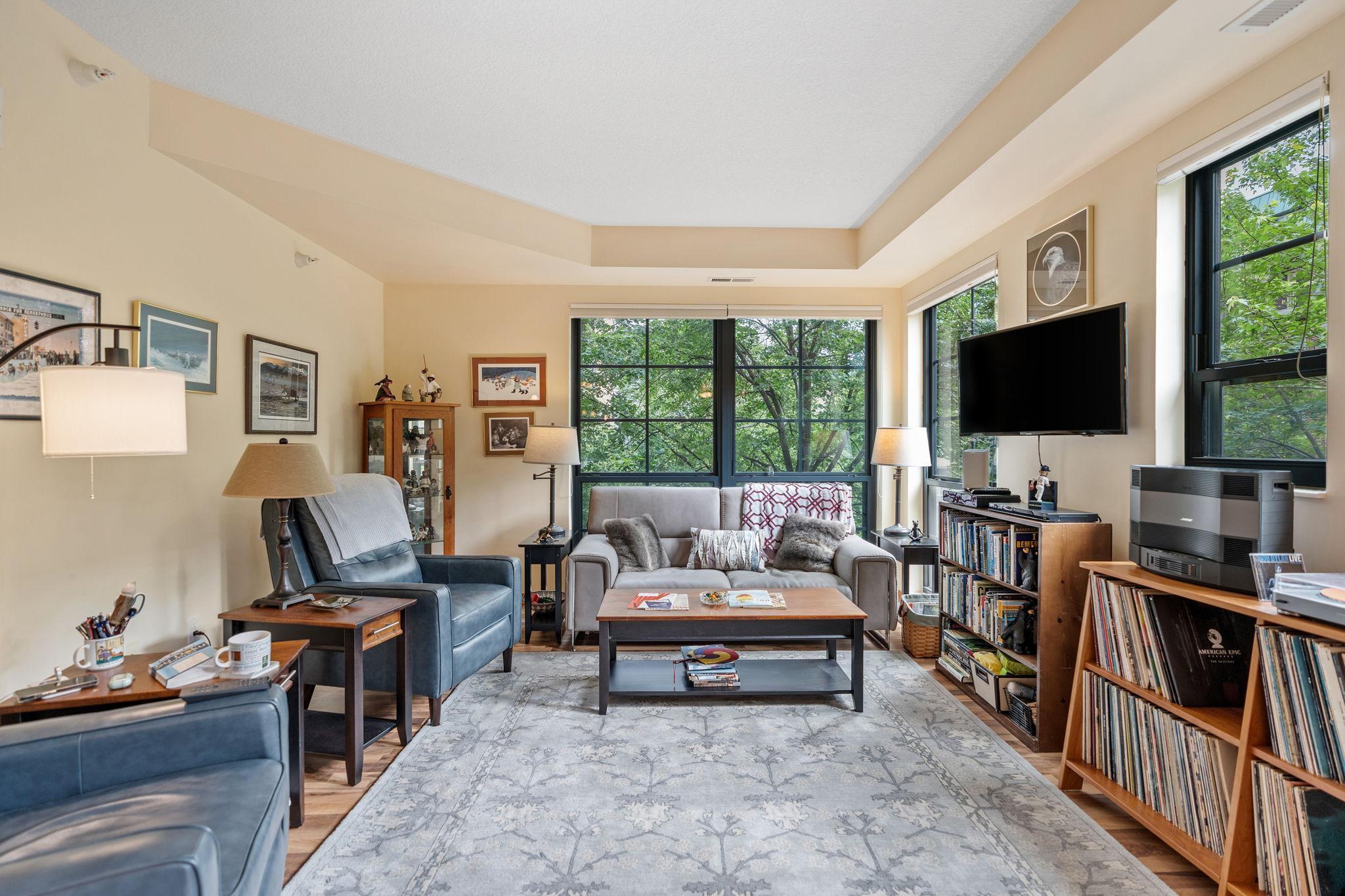 2565 Franklin Avenue 211
