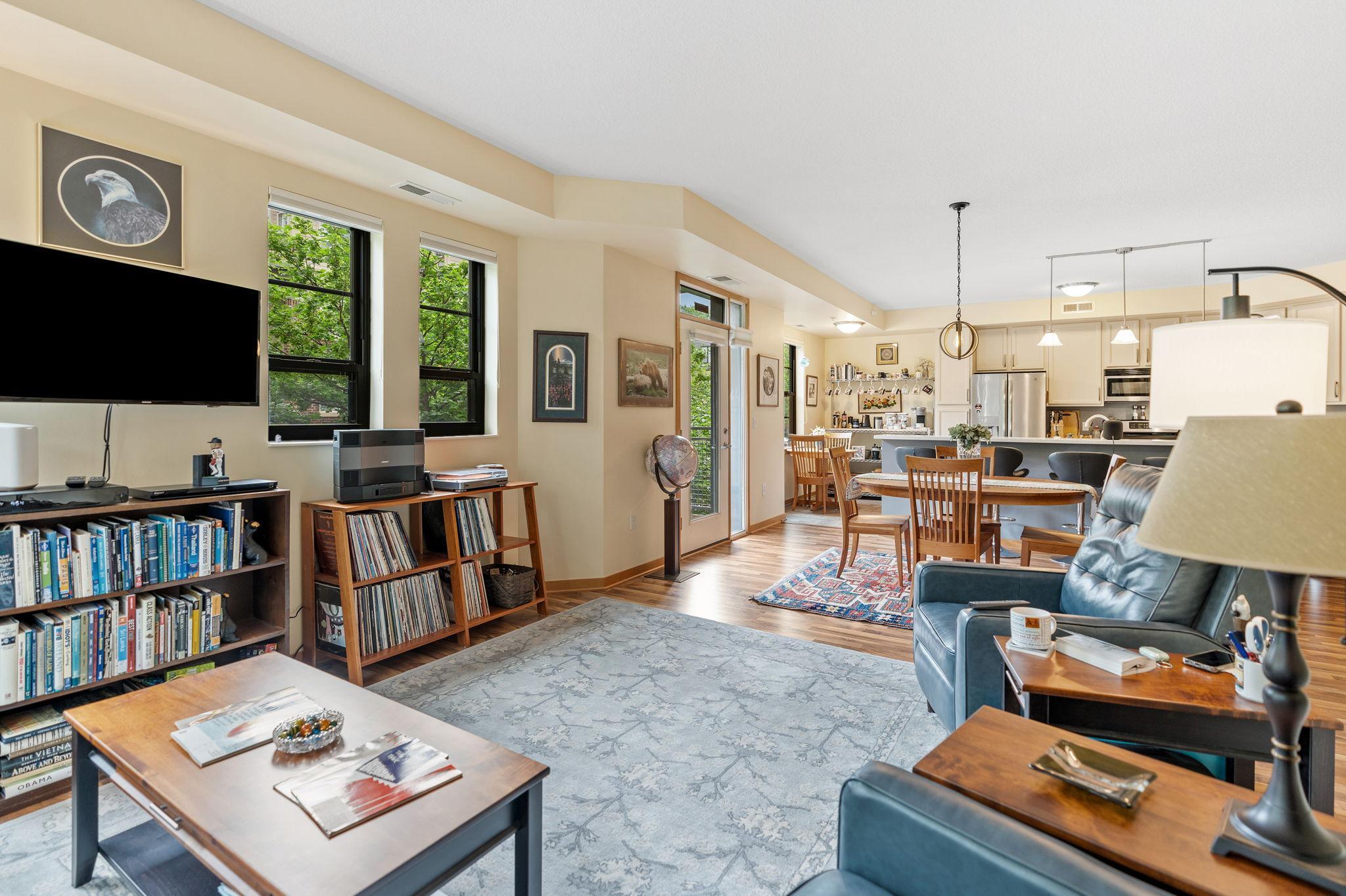 2565 Franklin Avenue 211
