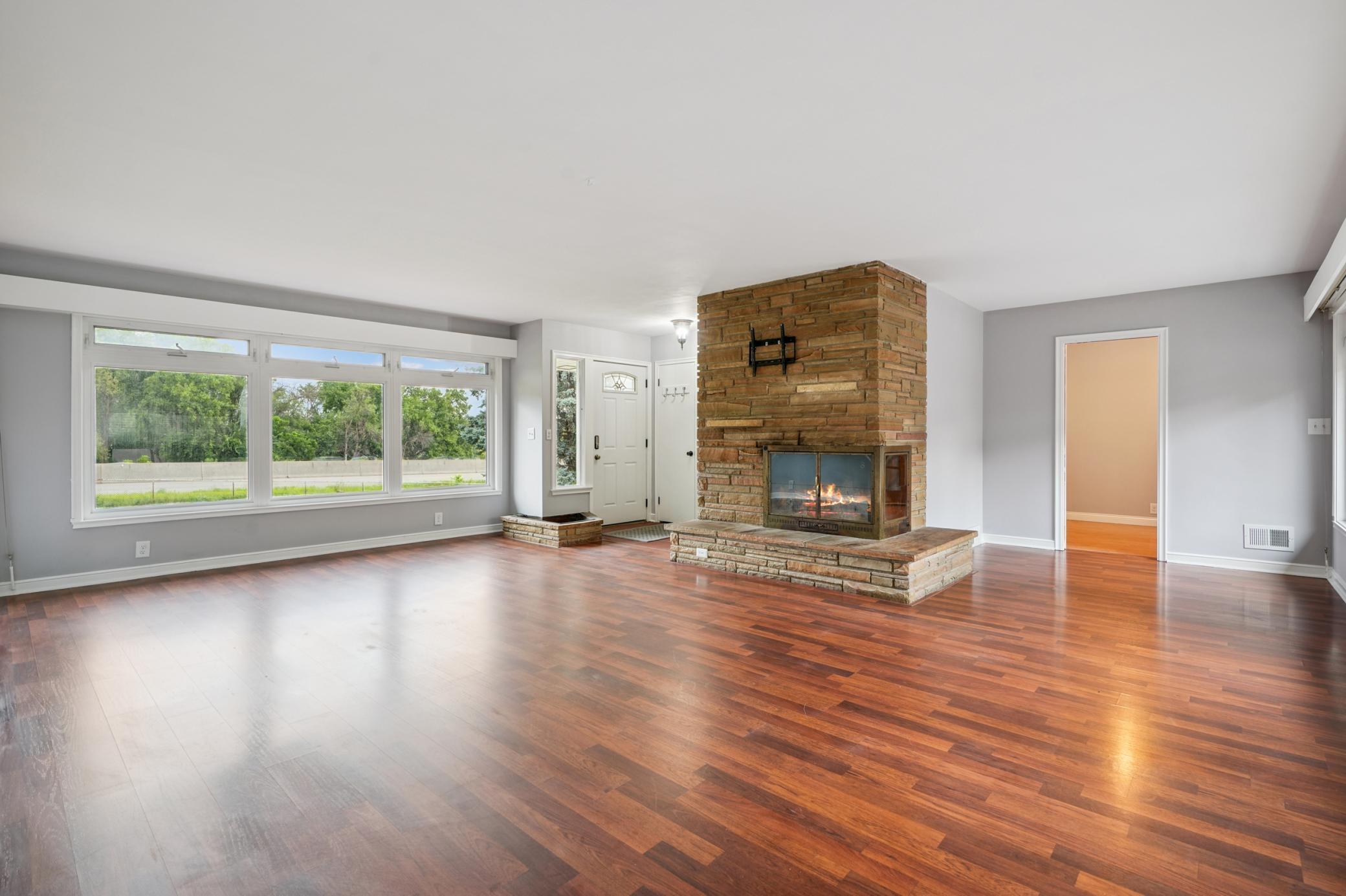 668 Viking Drive E