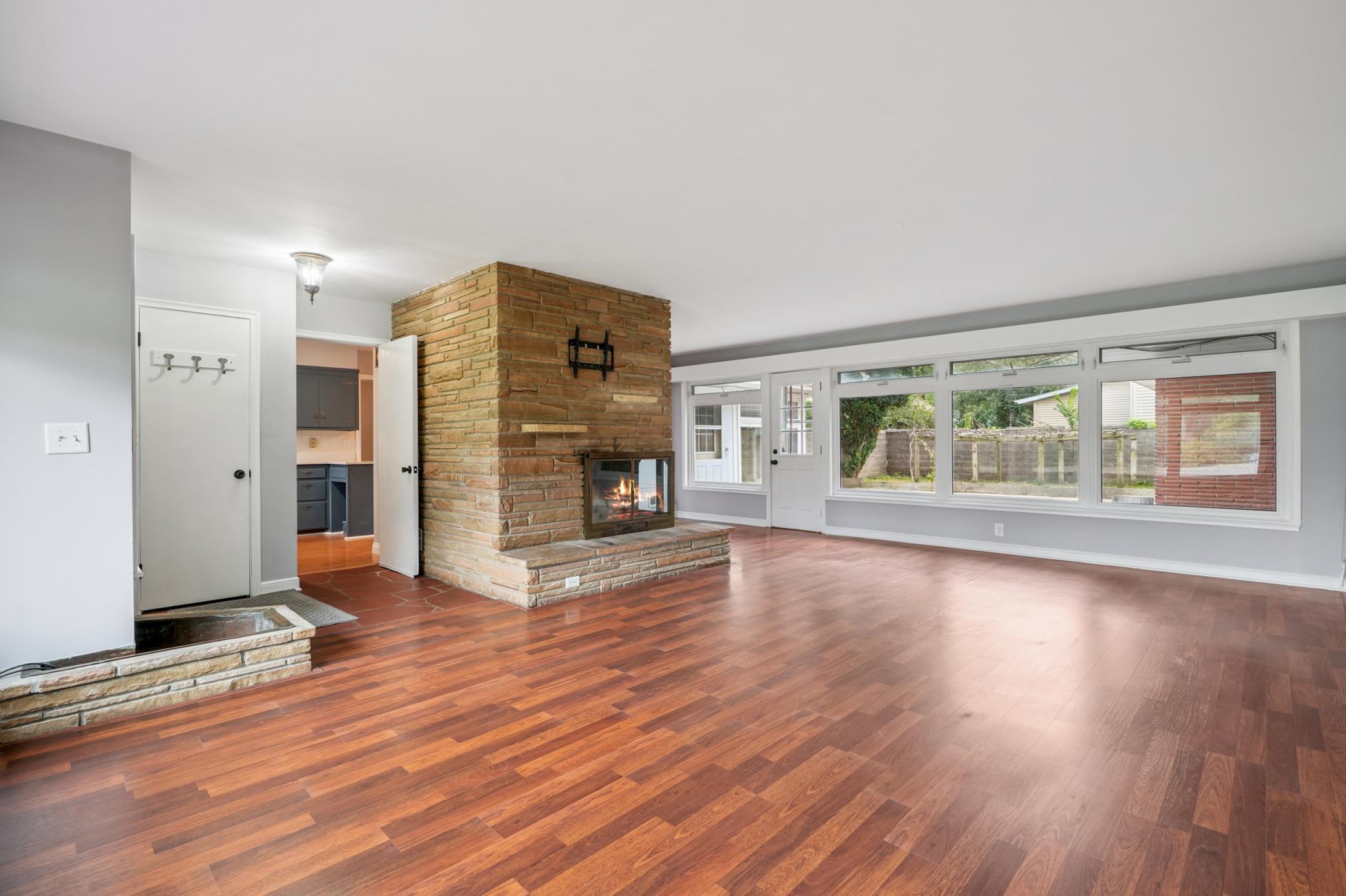 668 Viking Drive E