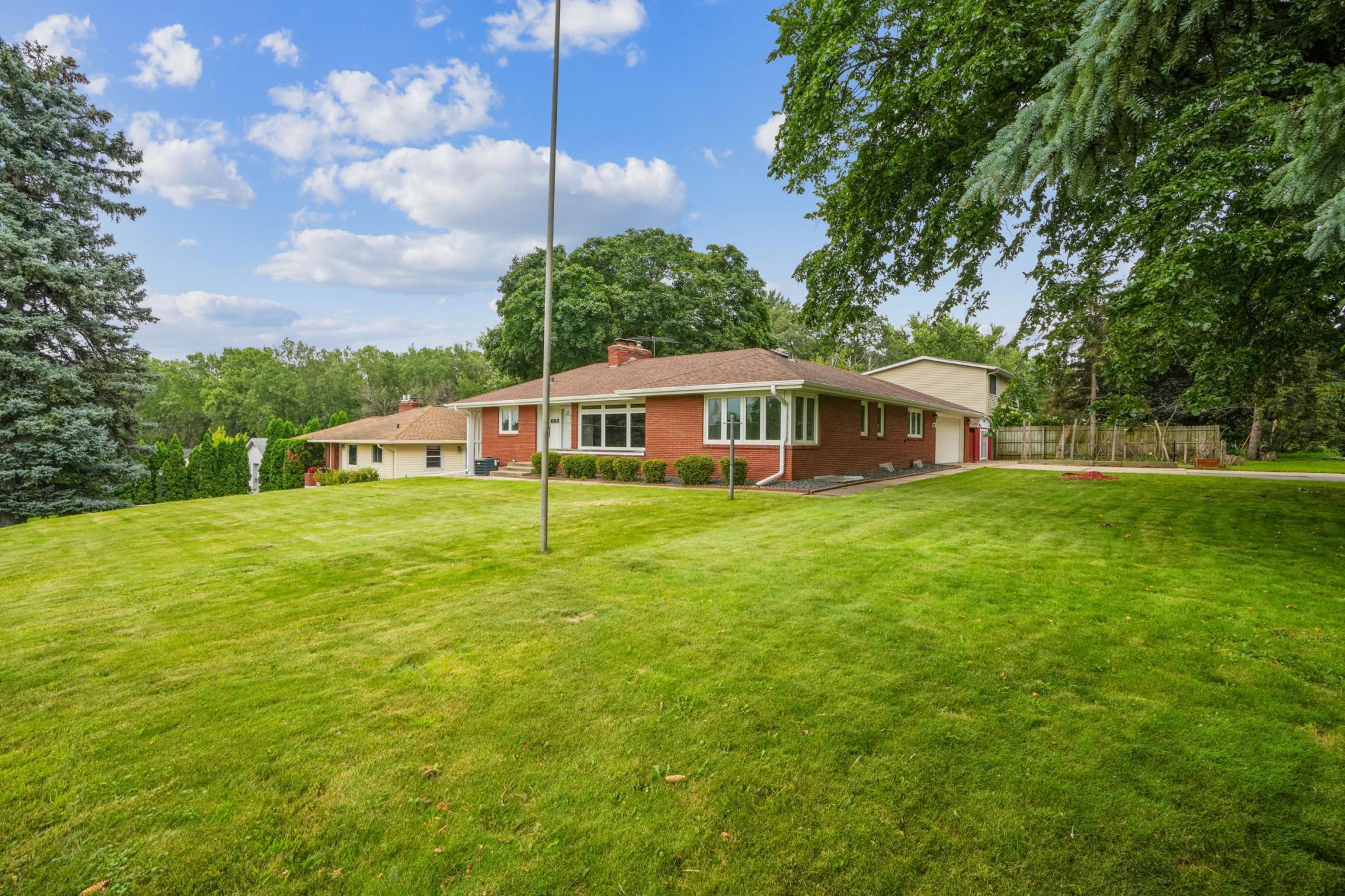 668 Viking Drive E