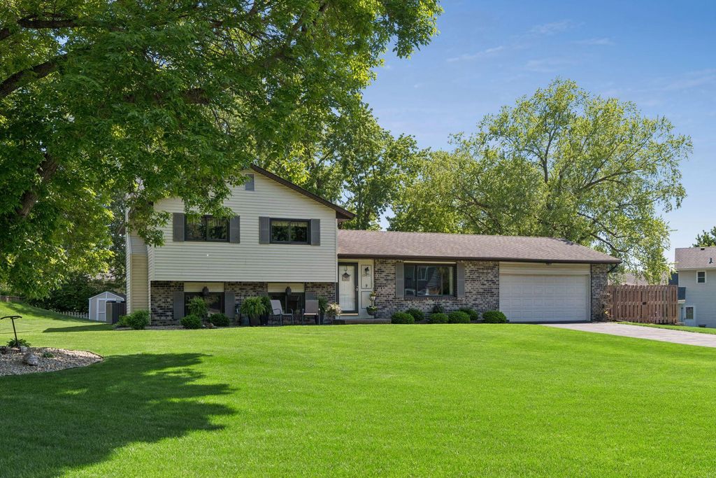 Photo of 10435 Buckingham Drive, Eden Prairie, MN 55347 (MLS # 7083855)