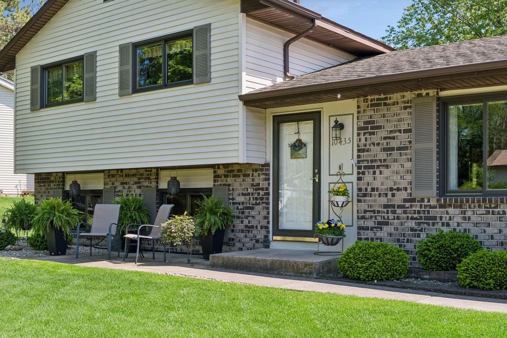 Photo of 10435 Buckingham Drive, Eden Prairie, MN 55347 (MLS # 7083855)