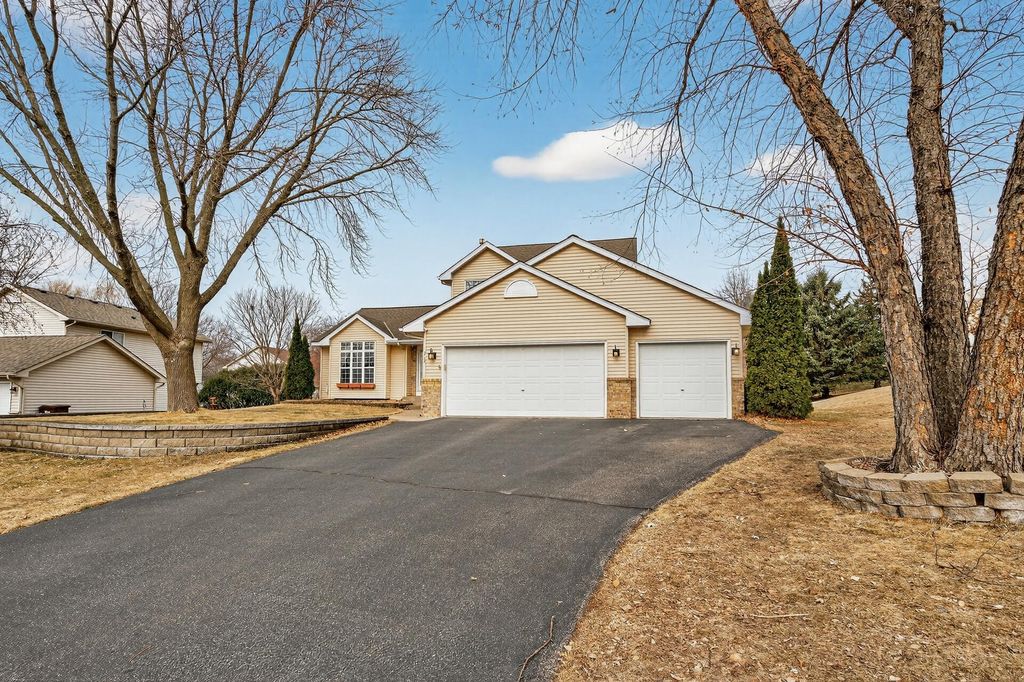 Photo of 392 Pendryn Hill Curve, Woodbury, MN 55125 (MLS # 7032000)