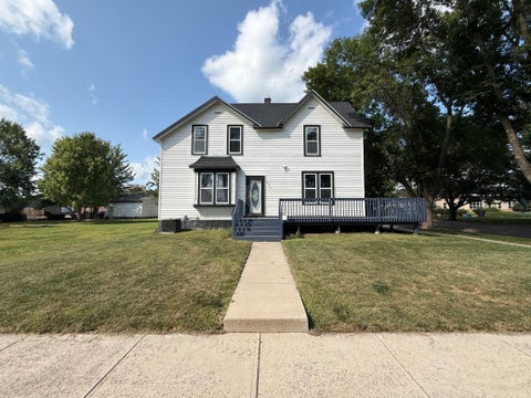 Photo of 400 Walnut Street SW, Sleepy Eye, MN 56085 (MLS # 7105047)