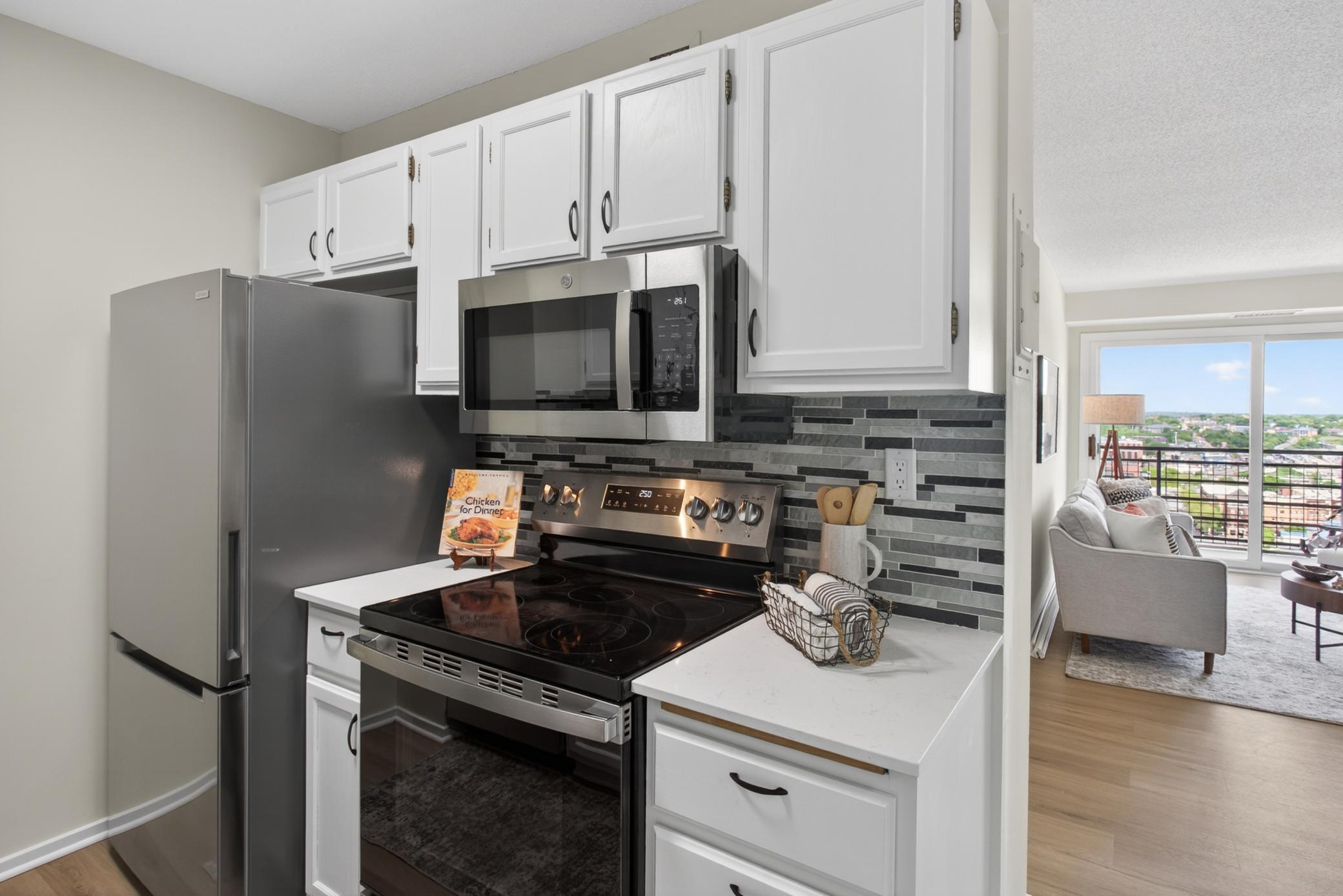 66 9th Street E 2102