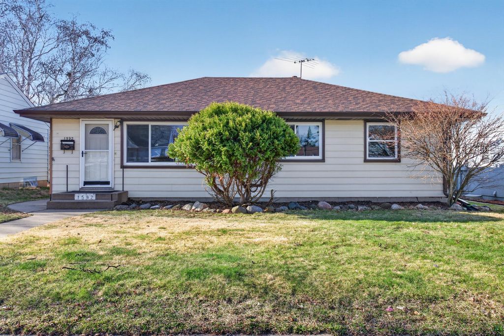 Photo of 1592 Hoyt Avenue E, Saint Paul, MN 55106 (MLS # 7051584)