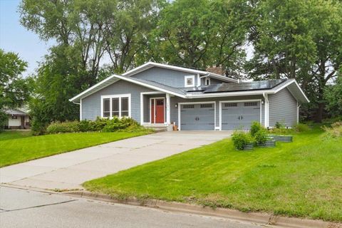 1075 Sherren Street W Roseville MN 55113