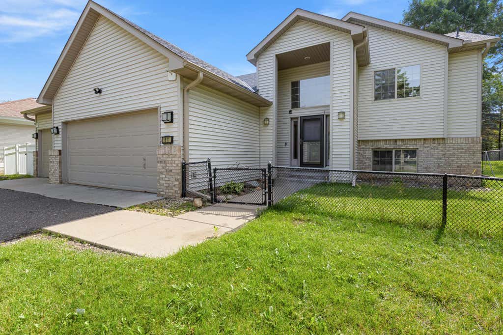 Photo of 1911 Queens Drive, Woodbury, MN 55125 (MLS # 7122943)