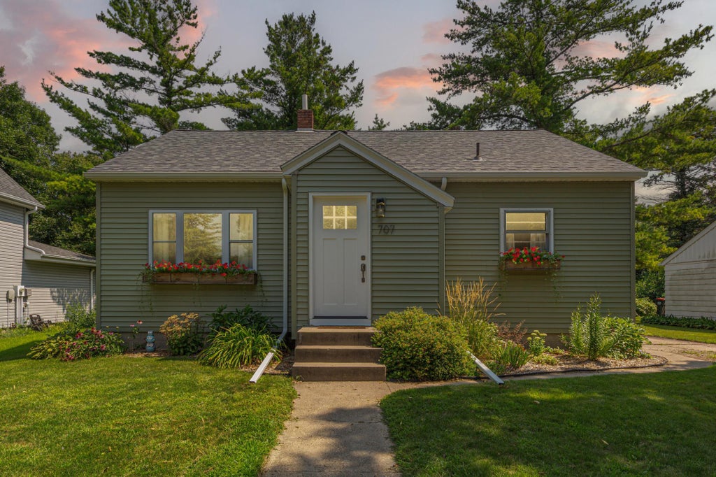 Photo of 707 N Hennepin Street, Winthrop, MN 55396 (MLS # 7138602)