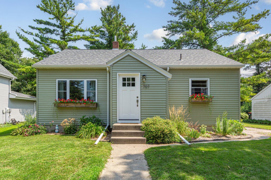 Photo of 707 N Hennepin Street, Winthrop, MN 55396 (MLS # 7138602)