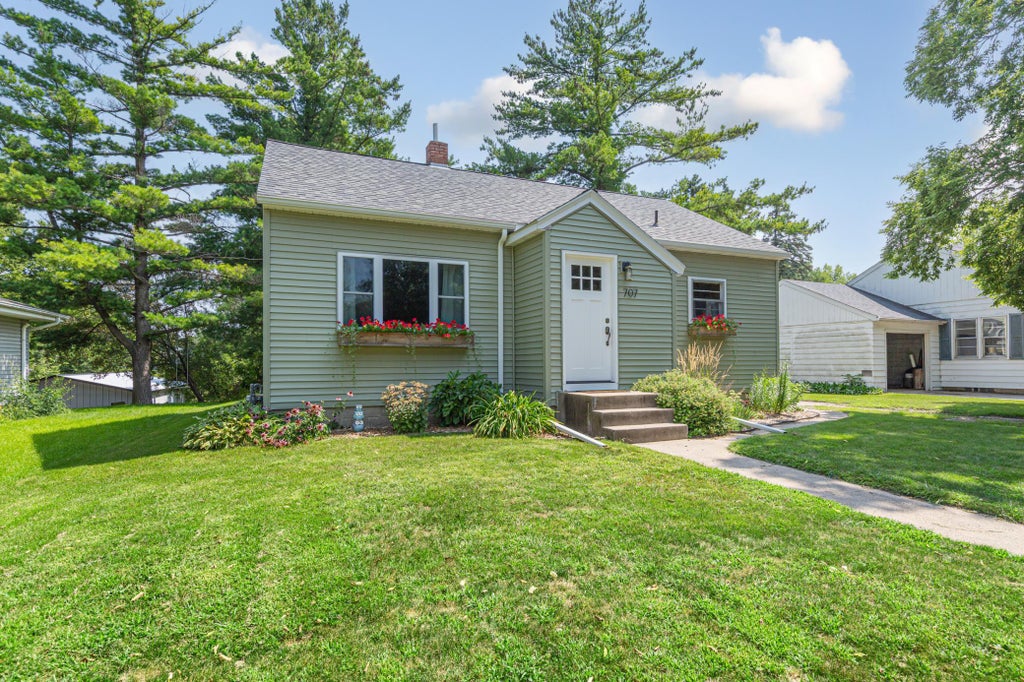 Photo of 707 N Hennepin Street, Winthrop, MN 55396 (MLS # 7138602)