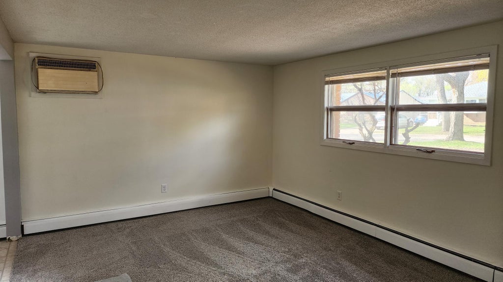 Photo of 1738 Hawthorne Avenue E, Saint Paul, MN 55106 (MLS # 7085234)
