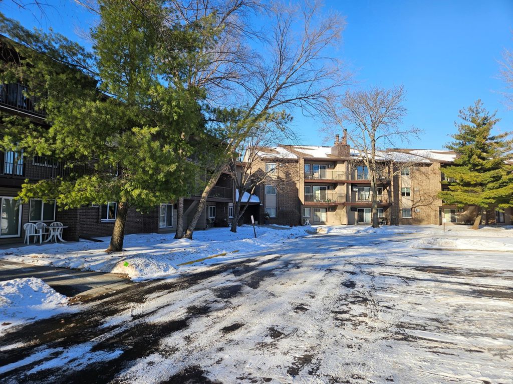 Photo of 3425 Golfview Drive #112, Eagan, MN 55123 (MLS # 7001473)