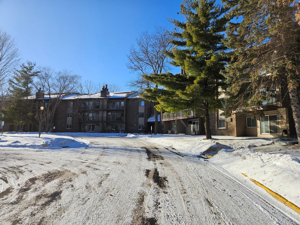 Photo of 3425 Golfview Drive #112, Eagan, MN 55123 (MLS # 7001473)