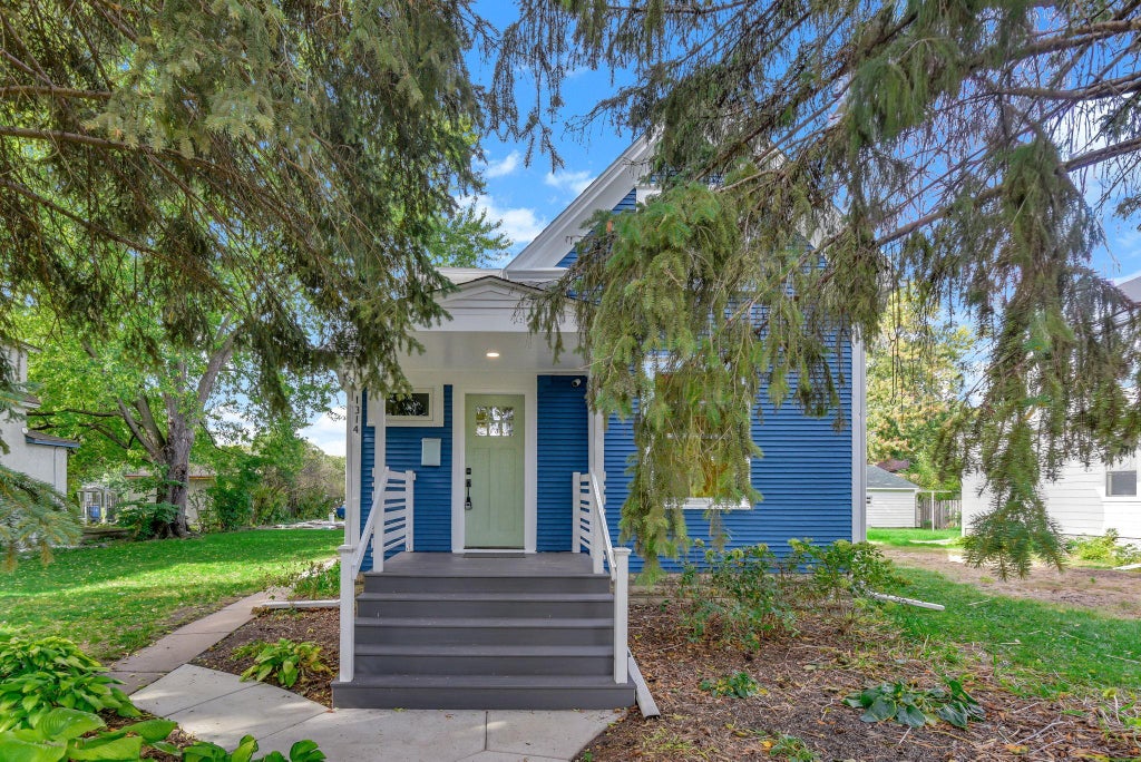Photo of 1314 Lincoln Street NE, Minneapolis, MN 55413 (MLS # 7157711)
