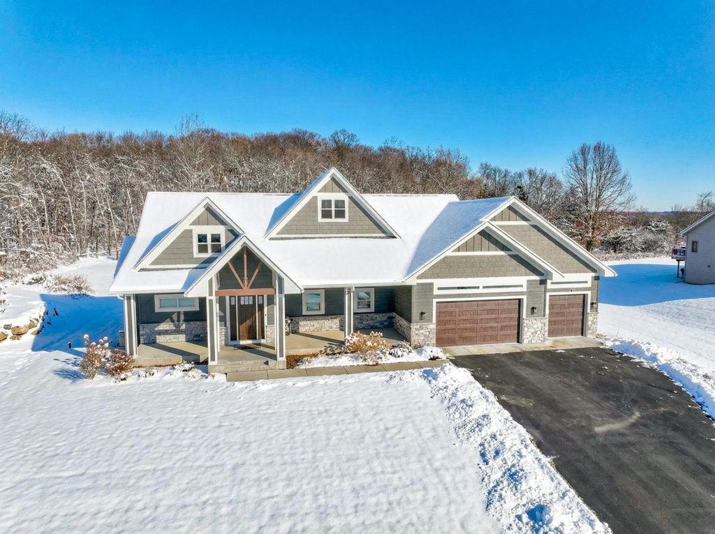 Photo of 1075 Autumn Oak Lane, Hudson, WI 54016 (MLS # 7010045)