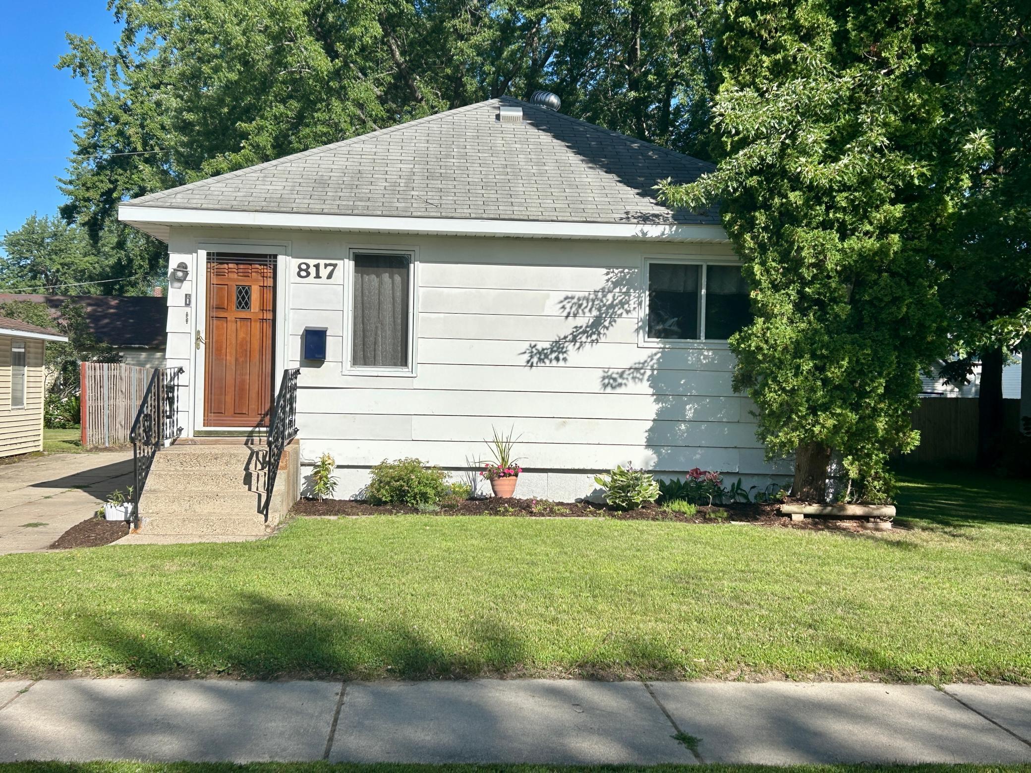 817 1st Street SW