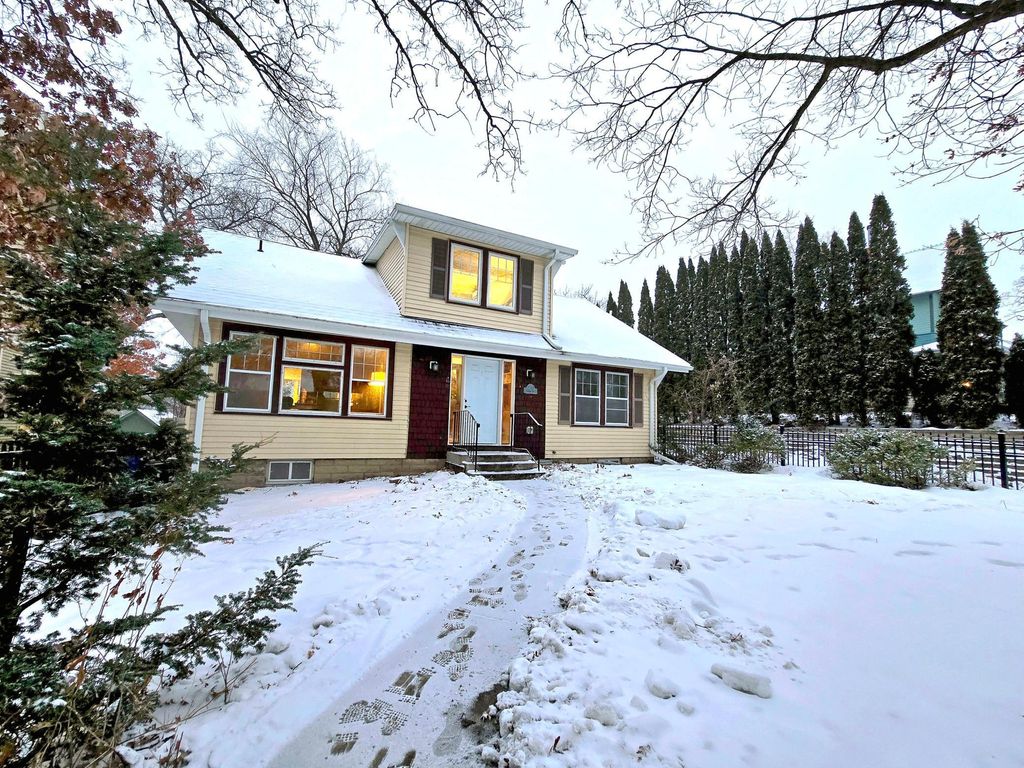 Photo of 2342 Bourne Avenue, Saint Paul, MN 55108 (MLS # 7010155)