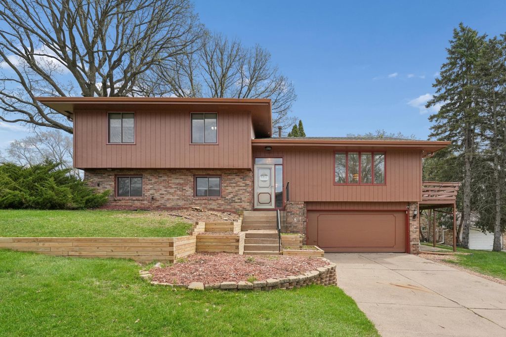 Photo of 944 Pine View Court, Saint Paul, MN 55119 (MLS # 7060922)