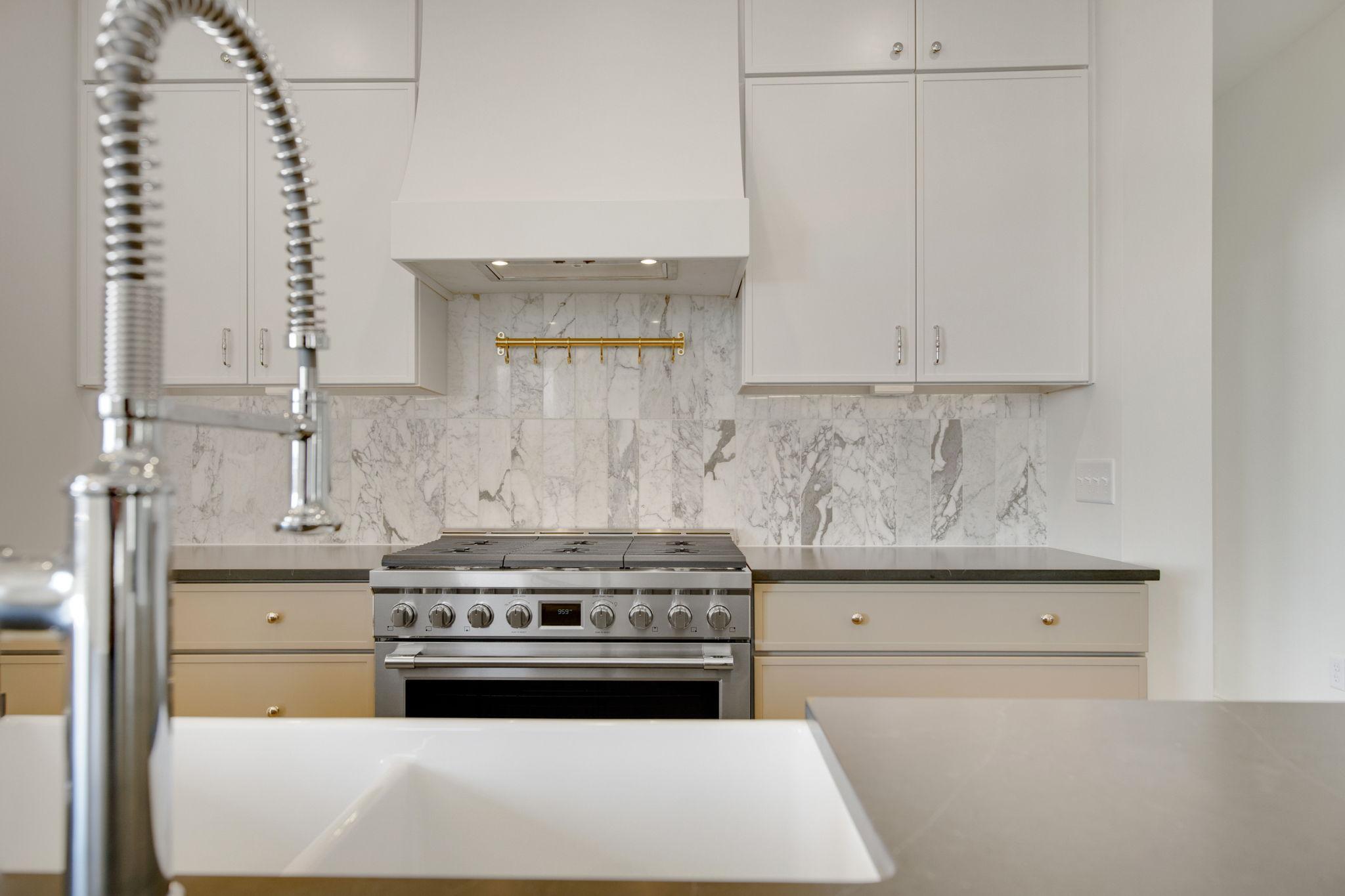 320 Laurel Curve