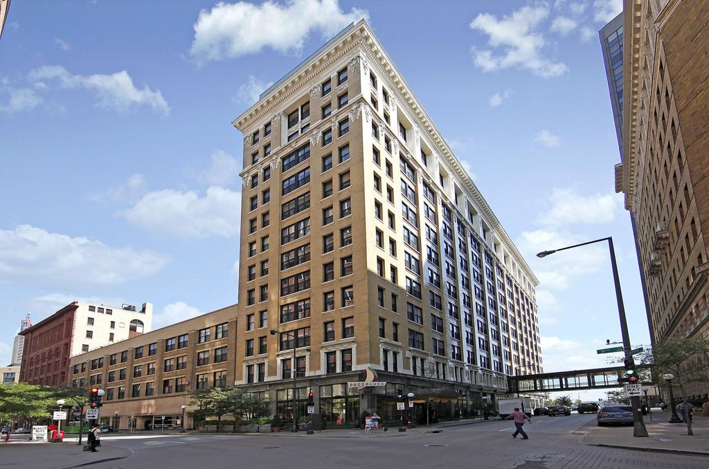 Photo of 350 Saint Peter Street #606, Saint Paul, MN 55102 (MLS # 7065841)