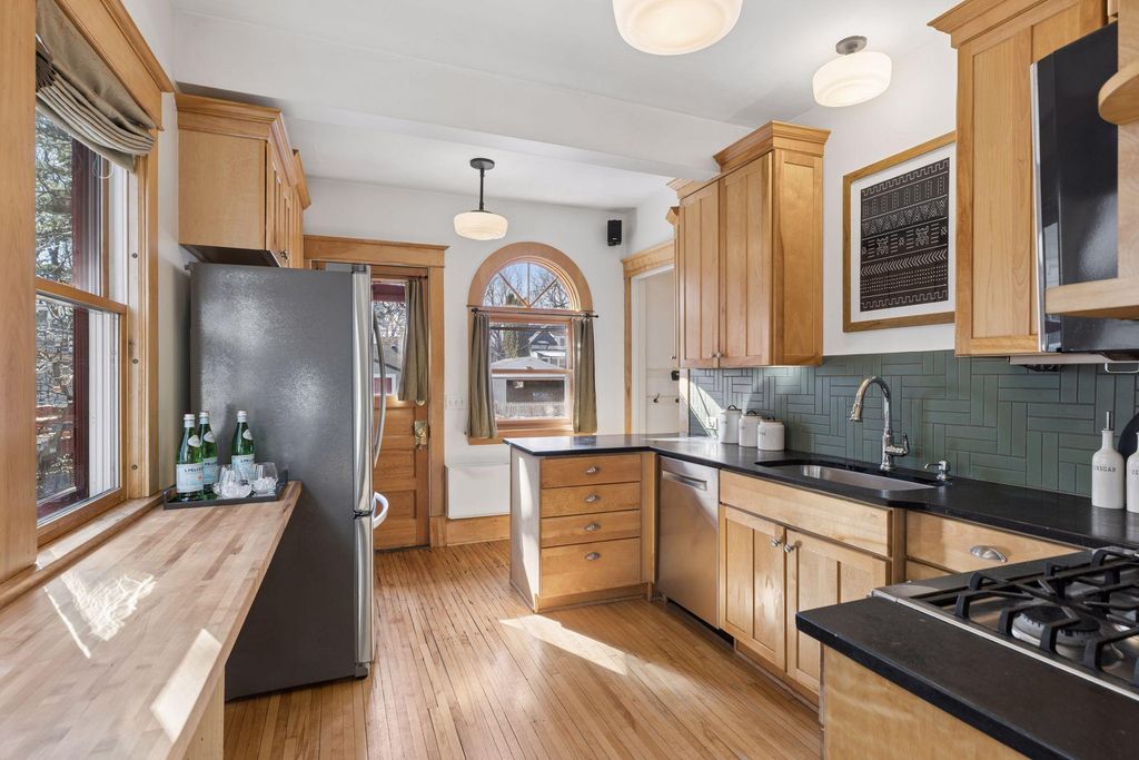 Photo of 1906 Lincoln Avenue, Saint Paul, MN 55105 (MLS # 7005374)