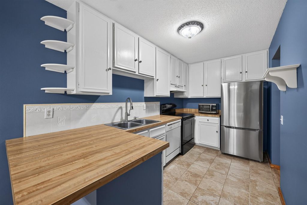 Photo of 12206 Oak Leaf Circle, Burnsville, MN 55337 (MLS # 7098779)