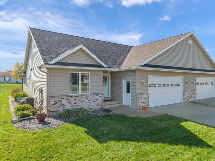 Photo 1 of 28 — 235 3rd Avenue SE, Plainview, MN 55964