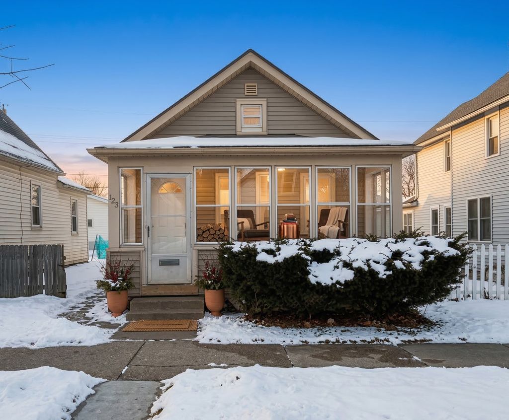 Photo of 1231 Woodbridge Street, Saint Paul, MN 55117 (MLS # 7034275)