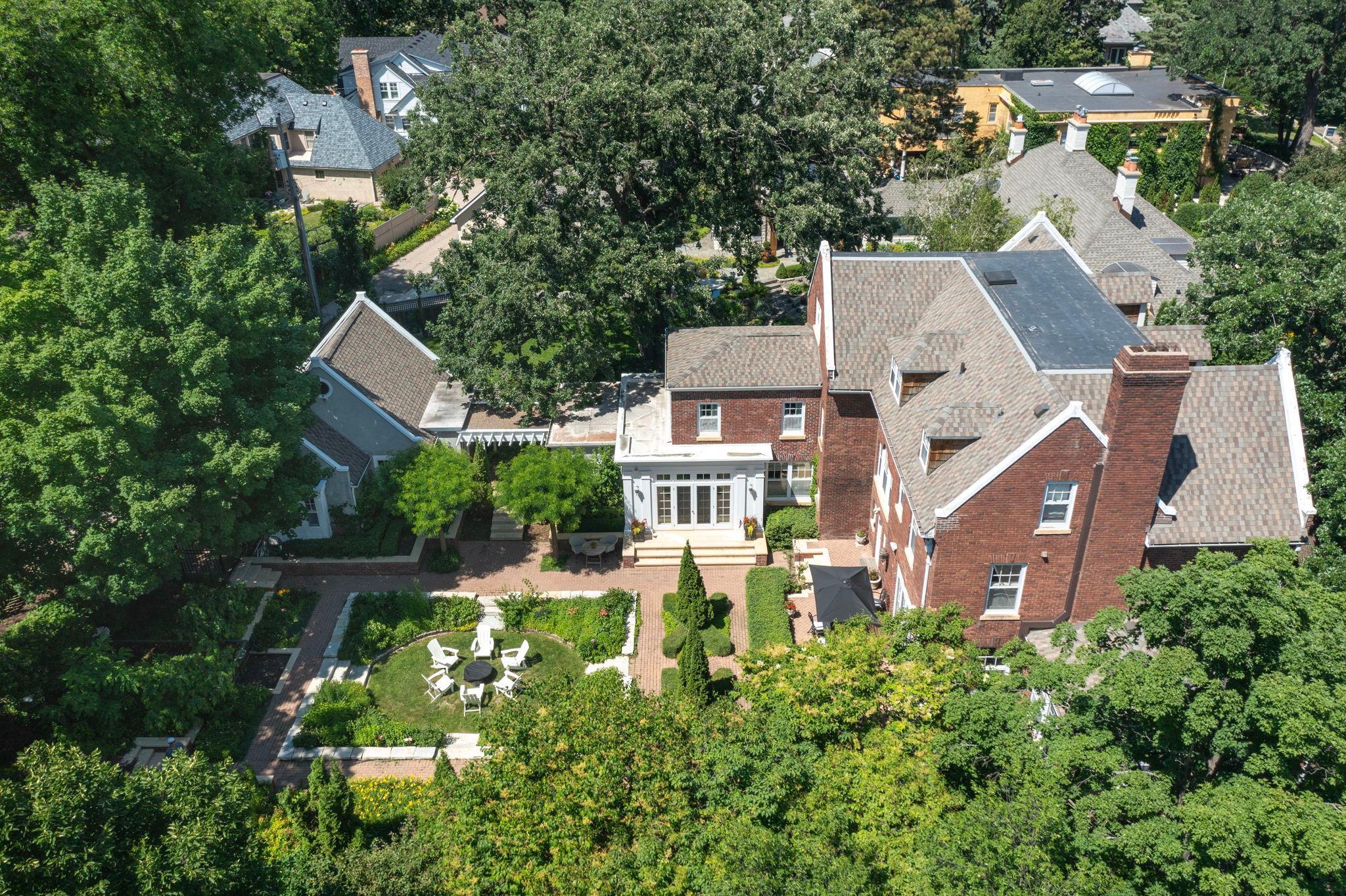 2774 W Lake Of The Isles Parkway