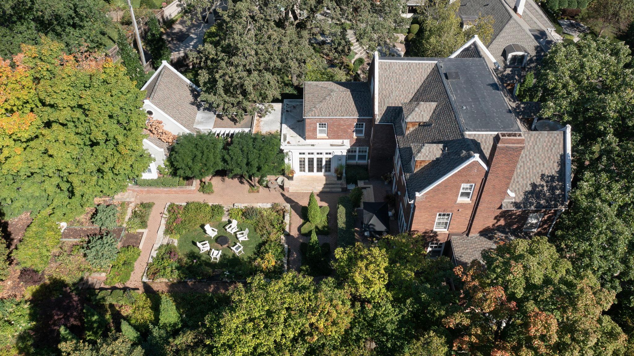2774 W Lake Of The Isles Parkway