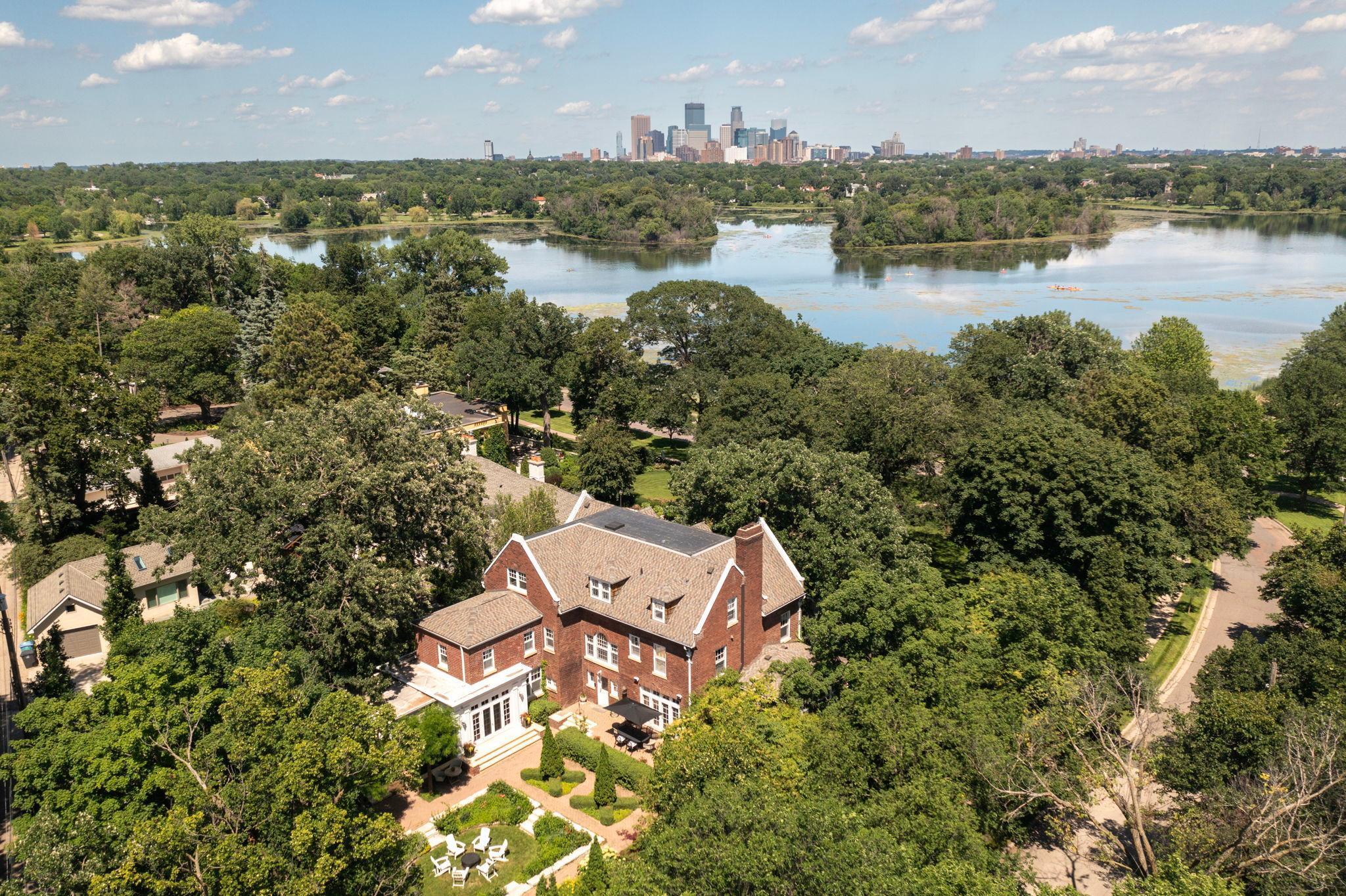2774 W Lake Of The Isles Parkway