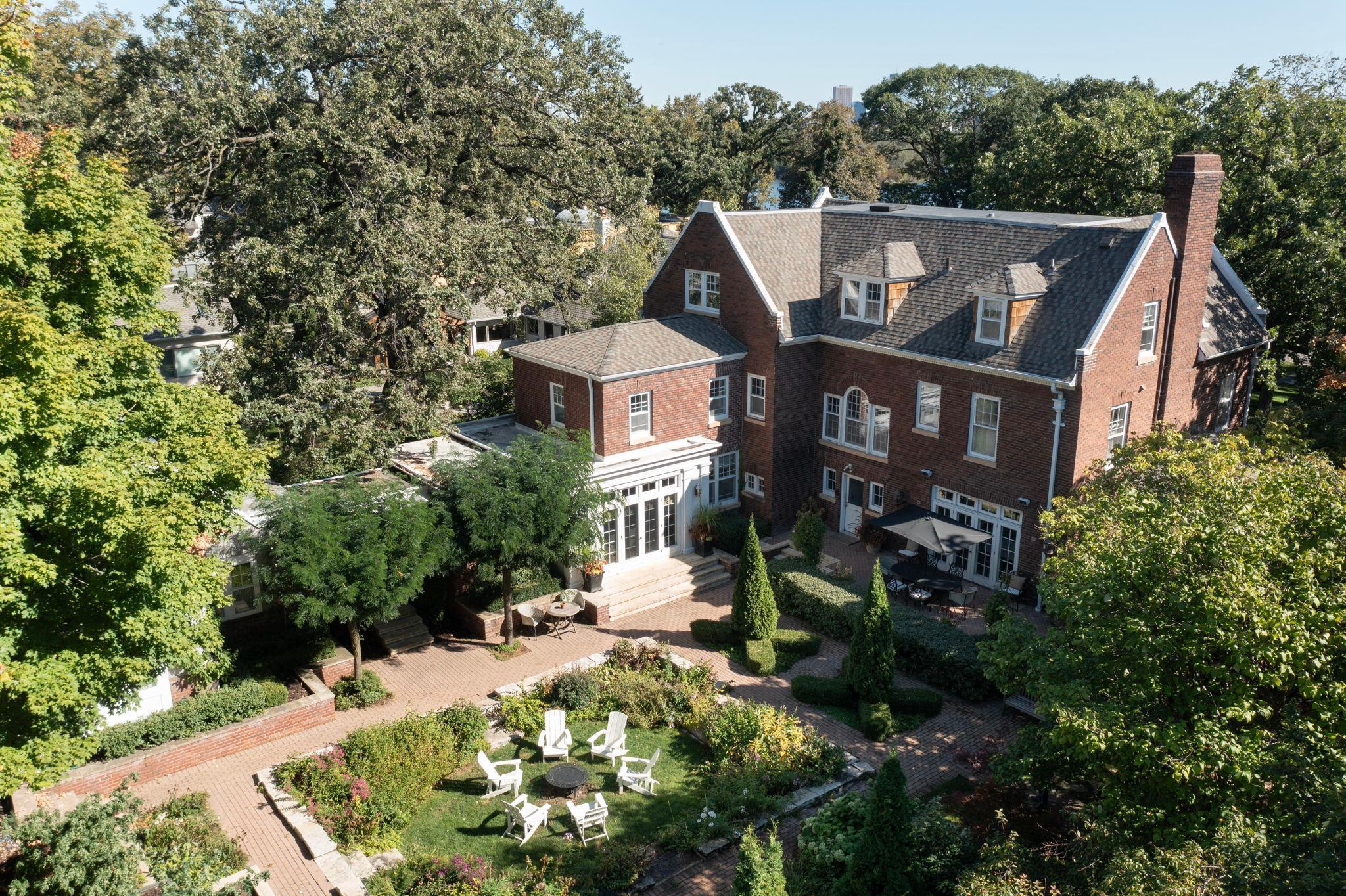 2774 W Lake Of The Isles Parkway