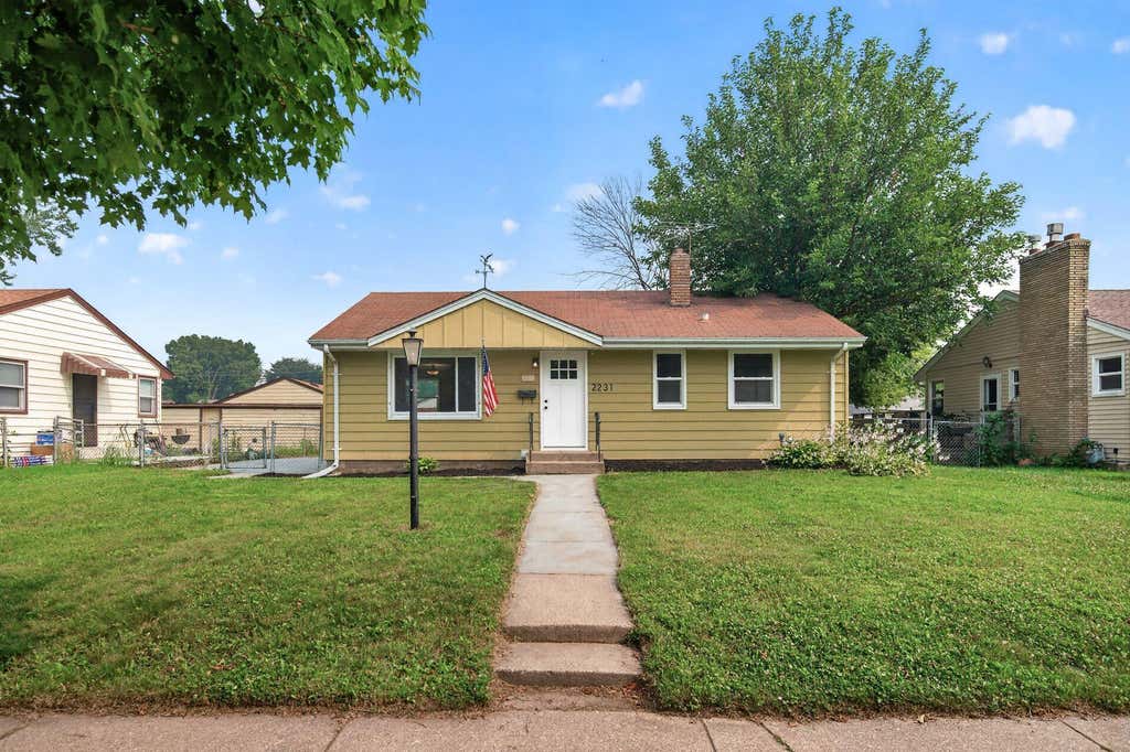 Photo of 2231 Maryland Avenue E, Saint Paul, MN 55119 (MLS # 7126300)