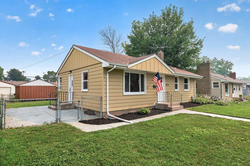 Photo of 2231 Maryland Avenue E, Saint Paul, MN 55119 (MLS # 7126300)