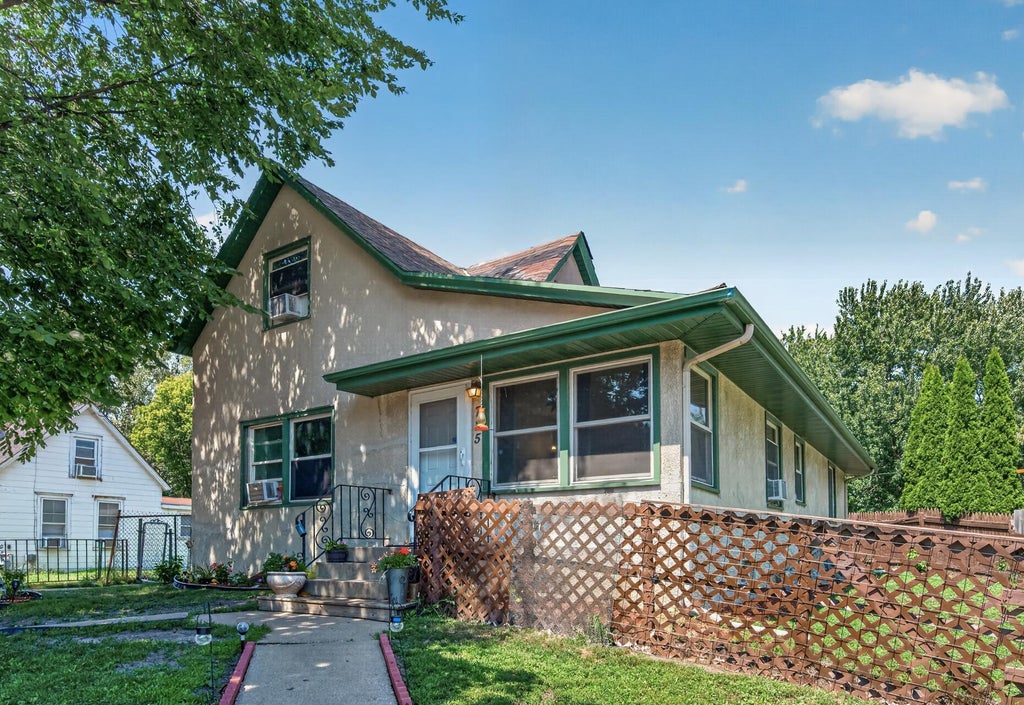 Photo of 725 California Avenue E, Saint Paul, MN 55106 (MLS # 7123083)