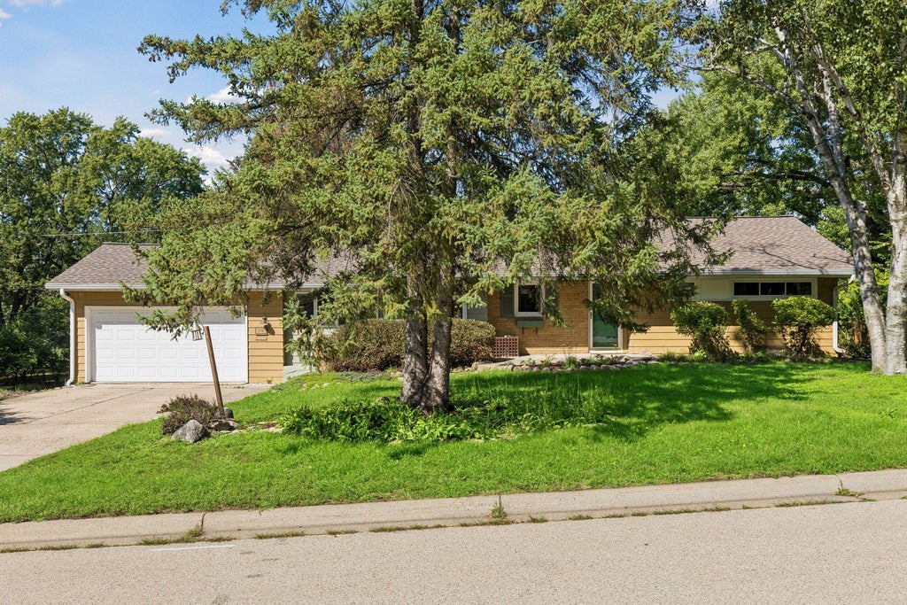 Photo of 2131 Perry Avenue N, Golden Valley, MN 55422 (MLS # 7138122)