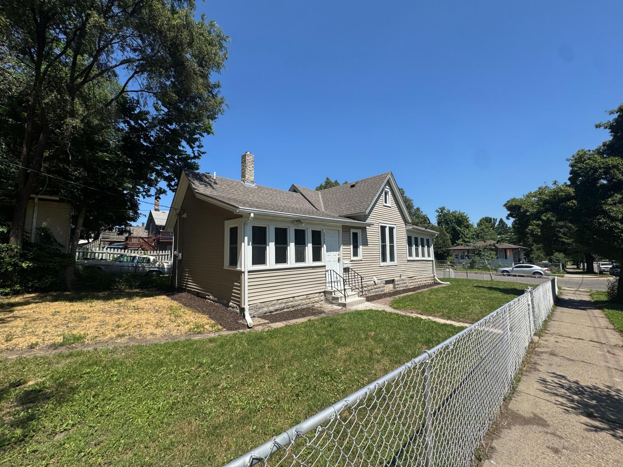 989 Marion Street